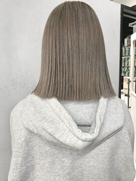 イリ 心斎橋(ili) グレージュカラー