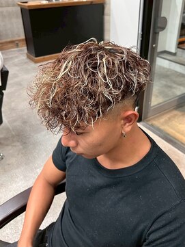 イーラ(era) 外国人風スペインカールパーマ/メンズ/刈り上げ/眉毛/ツイスト