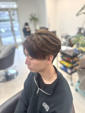 イロ 成田(iLo) 大人気！無造作フェザーパーマ！