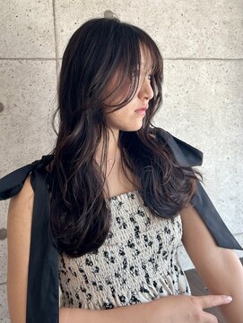 ラティ(Ratie) 大人っぽさと女性らしさを両立したロングレイヤースタイル