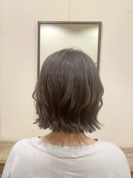 サンズ(SUNS) アッシュベージュ x ランダムカールボブ