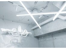 オーン(OOn)の雰囲気(オブジェと蛍光灯がこだわりポイントです!)