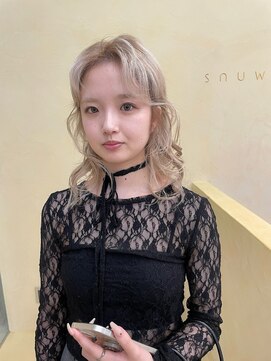 スニュウ(snuw) 【snuw mina】レイヤーカット/ブランドヘア/ブリーチカラー/伏見