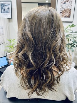 ヘアー ラウンジ コン モア(hair lounge Comme moi)の写真/大人女性人気！ダメージレスに自分史上最高のスタイルが叶う♪髪にハリツヤを出す、低刺激の香草カラーも◎