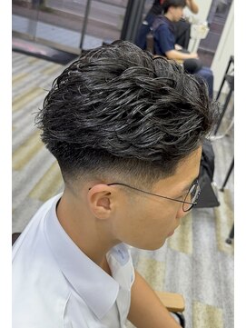 アフューズバイストゥー(Vfuse by StueW) 毛流れニュアンスパーマ×スキンフェード