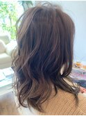 ほんのり明るいアッシュ系カラーで大人髪！