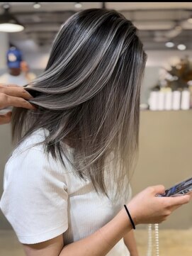 メリー オオサカ(Merly Osaka) 人気色No. 1！contrast gray balayage