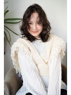 マグノリア オモテサンドウ(MAGNOLiA Omotesando) くしゃっとくせ毛風長めバング愛されミディ・・・HINATA