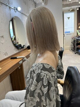 エイトデイズ 三宮駅前店(EIGHT days) Whitebeige