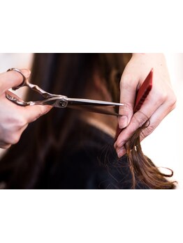 経験豊富なスタッフが、髪の生え方や毛の流れ、頭の形やクセ、毛量に合わせて丁寧な施術を行います。