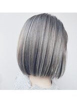 ルッソリベラ 池袋(Lusso libera)&nbsp;ボブ/刈り上げボブ×シルバーアッシュ×細めハイライト