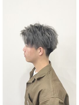 オル(Olu) シルバー×アッシュグレー×ケアブリーチ×刈り上げ