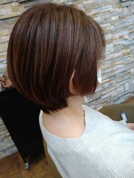 アンフィ 神奈川新町(Anphi) 細ハイライトの白髪染めショートカット♪