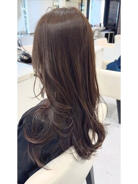 ブラウンベージュ透明感カラーロングレイヤースタイル