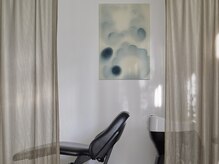 ヘアーサロンテン モトアザブ(hair salon Ten motoazabu)の雰囲気（室内は白壁で落ち着いた雰囲気を作り出す空間になっています！）