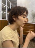 くしゃっとパーマが可愛いカジュアルマッシュショートスタイル。