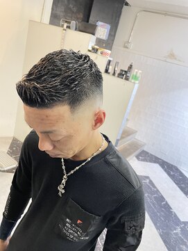 メリケンバーバーショップ フクオカ(MERICAN BARBERSHOP FUK) フェードカットかき上げ福岡バーバーサイドグラデーションa4