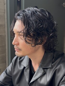 大人の波巻きスパイラルパーマミディアムロングメンズカットヘア