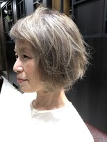 ロナロナ&nbsp;白髪を活かしたシルバーアシメヘアスタイル！