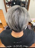 ホワイトブロンド刈り上げショートシルバーグラデーション