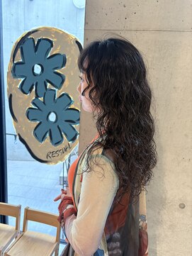 レジュアル(RESSUAL) ロングの強めパーマ スパイラルパーマ