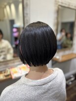 メレット(Meret) 〈Meret〉丸みショートボブ×ダークブルー