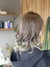 アノア(anoa)&nbsp;グレージュグラデーション × 外ハネミディ