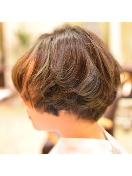 アンクルート(eNcroute) 丸型シルエットアシメカラーふんわりマッシュショート