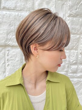 ラミ(L'ami) 小顔に見える丸みショート+ライトオリーブベージュ