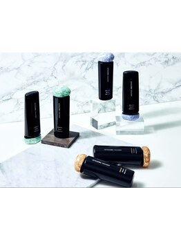 フルフラットのシャンプー台を使用。血流を良くすることで、肌色が良くなる/リフトアップなどの効能あり。