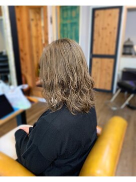 トルチェ(toRtue) ミディアムローレイヤー ミルクティー ミルクティーベージュ