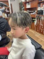 カミングよしむら(髪ingよしむら) センターパート、金メッシュ