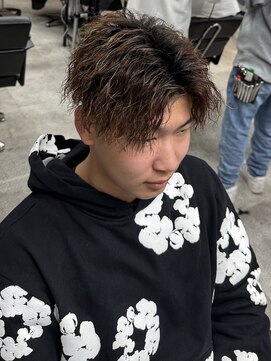 イーラ(era) ツイストスパイラルパーマセンターパート眉毛束感メッシュ