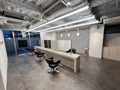サロンズ 京都JR二条駅西口店(SALONS)の写真