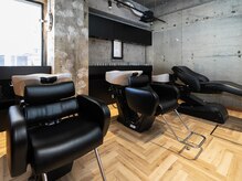 アップデート(up date)の雰囲気（シャンプーブースは壁で囲まれており、リラックスできます♪）