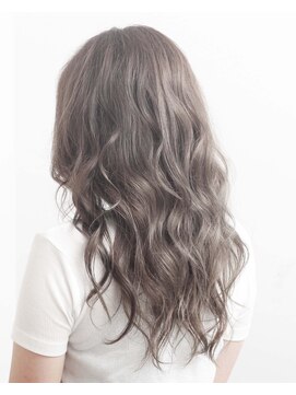 リリー ヘアー デザイン(LILY HAIR DESIGN) くすみ過ぎないモノトーンカラー！ロングスタイル。