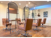 ニコルヘアーデザインプラス(nicole hair design +)の雰囲気（カフェをイメージした明るく可愛らしい店内）