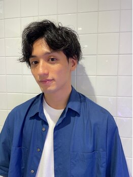 高い技術力と多彩なデザイン力で、どんなシーンでもカッコよく決まる好印象ヘアに！仕事帰りや当日予約も◎