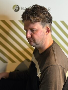 バーバーバー アカバネ(BARBER-BAR AKABANE) 外国人くせ毛を生かしたビジネス向きショートスタイル #3