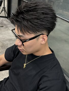 イーラ(era) フェザーショート　パーマ　フェード　メンズ　眉毛　ツイスト