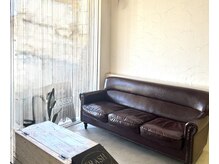 ヘアーメイク バス(Hair make bas)の雰囲気（広々としたスペースでゆったりと過ごせます。）