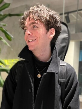 メンズサロン ブロック(Men's Salon bloc) ツイストスパイラルパーマ アッシュ センターパート 爽やか