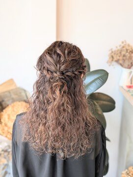 シーソー(SEA SAW) ハーフアップアレンジ/くせ毛ヘア/パーティーヘア/癖毛パーマ