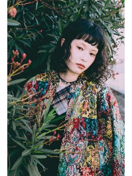 ヨハ ク 黒髪ミディアムパーマ