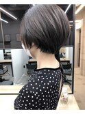 小顔に見せるヘア 丸みシルエットの襟足すっきりショート