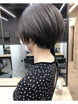 フォンズ(FONS) 小顔に見せるヘア 丸みシルエットの襟足すっきりショート