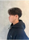 刈り上げセンターパートフェザーパーマツーブロック