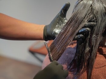 リリィ 岩見沢店(LiLy)の写真/こだわりのカラー剤で気になる白髪も、ムラなくキレイにカバー◎髪の根元から毛先まで美しい仕上がりに＊