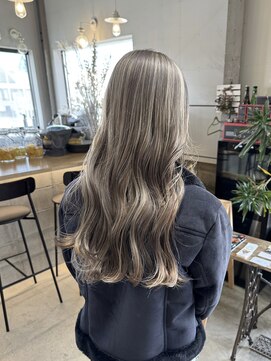 ソーコ(SOKO) 透明感ベージュ×ハイライト