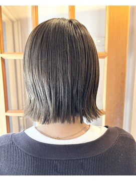 トレパルッキエーレ(tre parrucchiere) ［-tre-］切りっぱなしボブ×オリーブカラー　20代/30代/40代